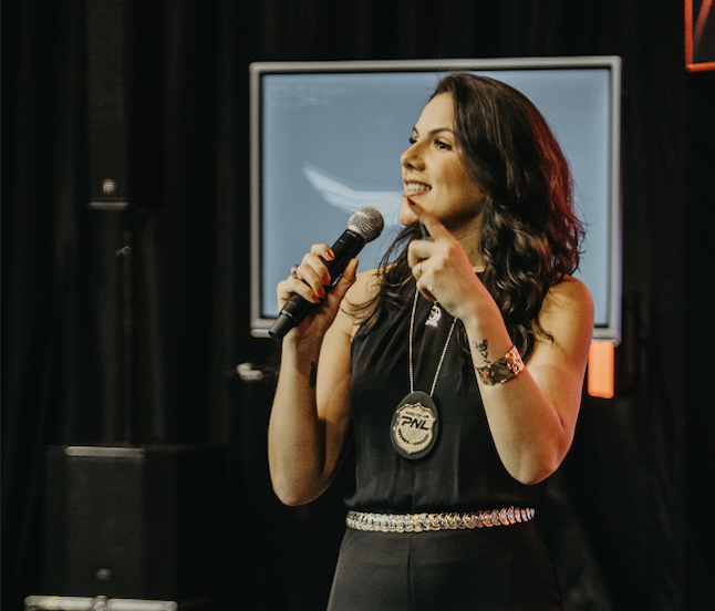 Fernanda Lehr no palco — Mulher de Ouro
